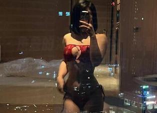 微密圈 – 詹詹的海边日光浴，我看了更新后竟想到了沙子和海水…闲聊时间？