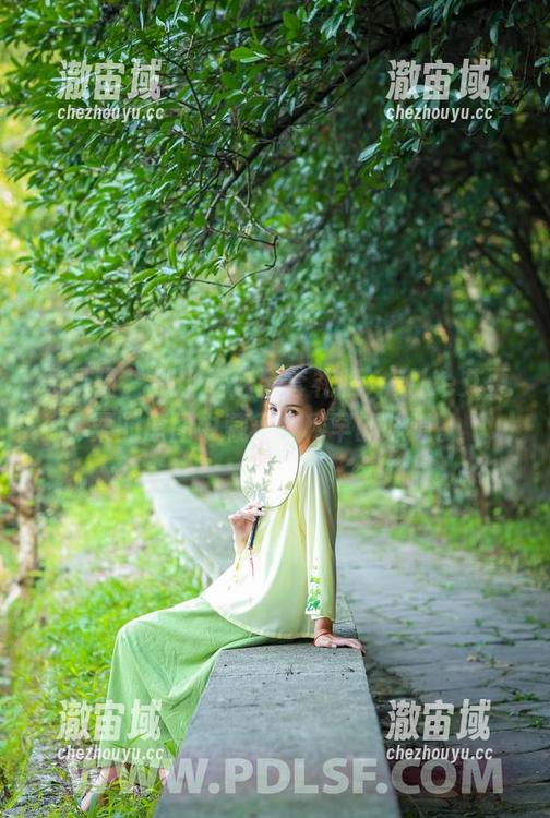 轰趴猫 - 别小看这全套礼服，Ellie艾栗栗的原图中藏着些稀罕的味道。