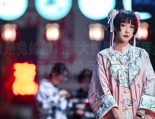 阿包也是兔娘的跑步大冒险：图库里的欢乐与运动的亲密接触