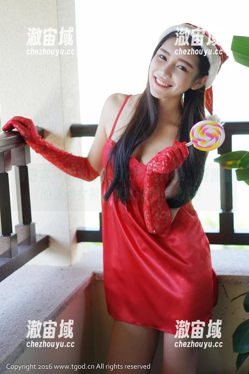 青豆客 - 泳装版黄可christine：原图里的泳池女神，水珠后的小心思！