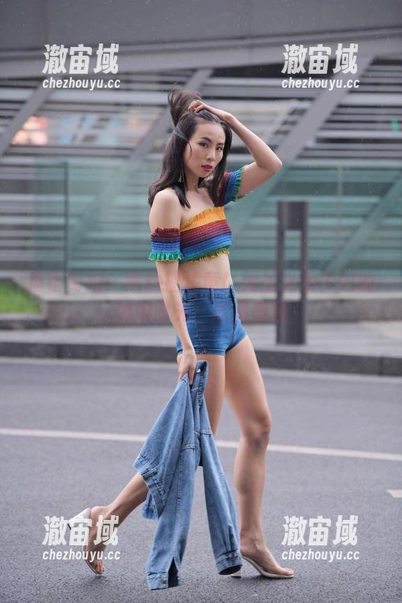 魔镜街拍：黑丝控注意！无圣光美少妇的休闲时光，原图亮相